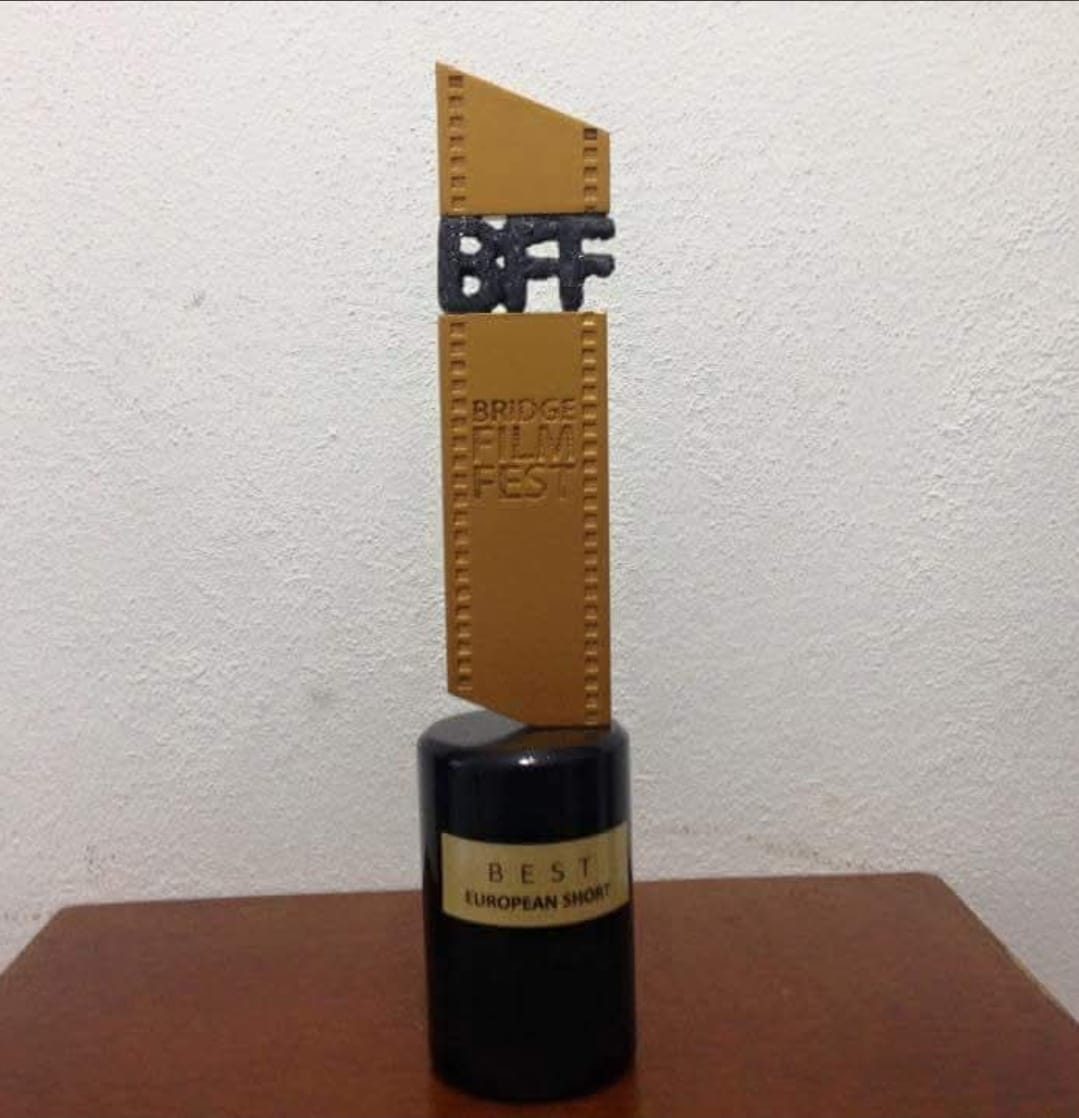 Statuetta del Bridge Film Festival con la targa Best European Short.