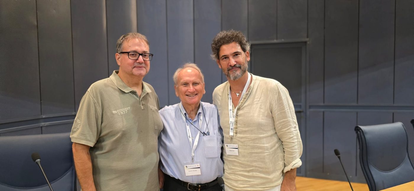 Gaspare Russo con due partecipanti al convegno, in sala.