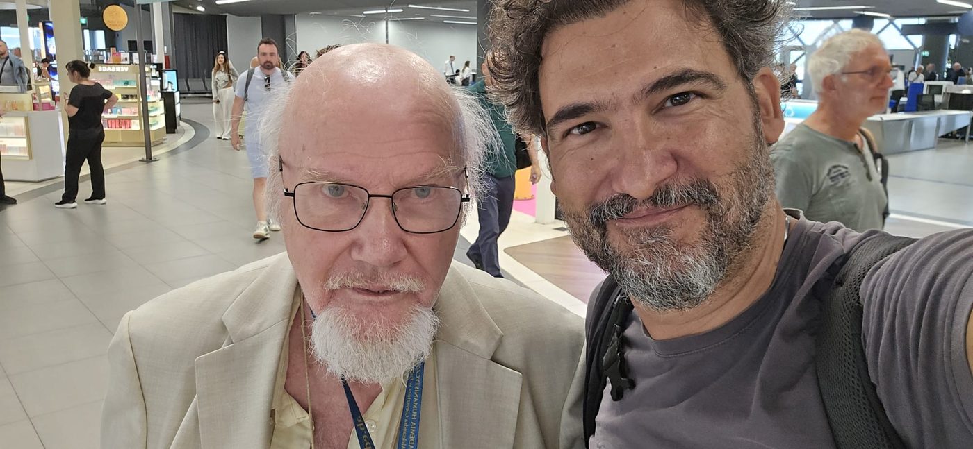 Gaspare Russo con un partecipante al convegno, in aeroporto.